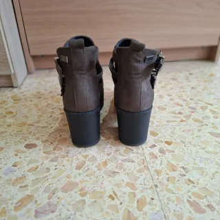 Botines grises con hebillas