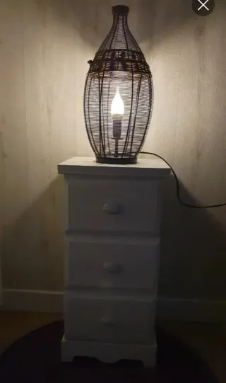 Mesita de noche y lámpara de metal