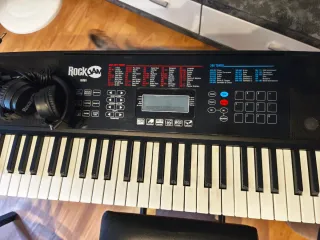 Piano RockGuan R 1761 con auriculares