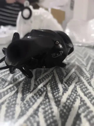 Carrete de pesca negro