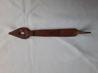 Pieza de un pestillo antiguo de hierro forjado.