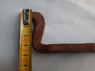 Pieza de un pestillo antiguo de hierro forjado.