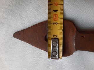 Pieza de un pestillo antiguo de hierro forjado.