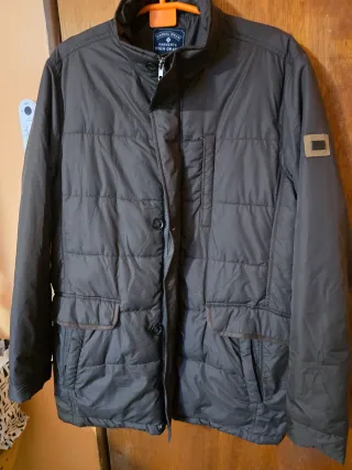 Chaqueta casual marrón cremallera bolsillos