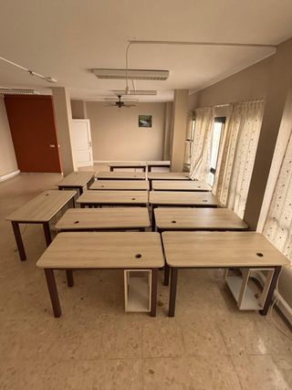 Escritorio madera con hueco para pc y cableado.