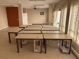 Escritorio madera con hueco para pc y cableado.