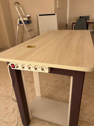 Escritorio madera con hueco para pc y cableado.