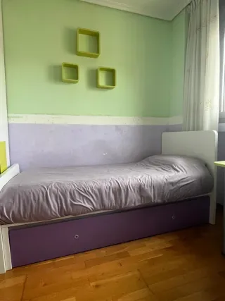 Habitación juvenil: Cama, escritorio y estanterías