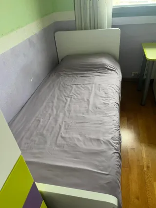Habitación juvenil: Cama, escritorio y estanterías