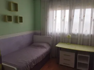 Habitación juvenil: Cama, escritorio y estanterías