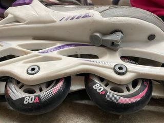 Patines en línea grises y morados