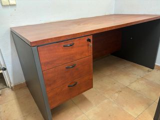 Escritorio madera oscura con cajones