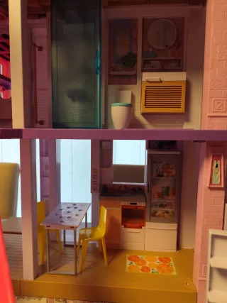 Mansión Dreamhouse de Barbie con piscina y tobogán