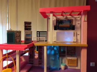 Mansión Dreamhouse de Barbie con piscina y tobogán