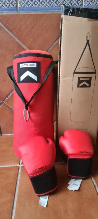 Saco de boxeo y guantes Outshock