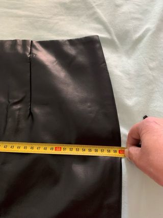 Falda efecto piel negra