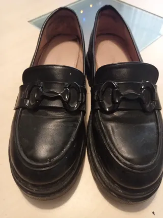 Zapatos negros mocasines con hebilla