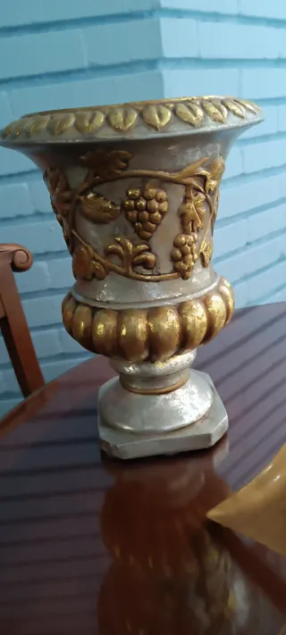 Jarrón y espejo dorado