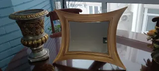 Jarrón y espejo dorado