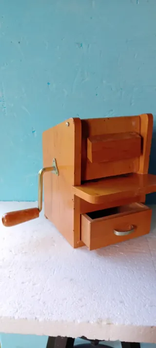 Antica grattugia in legno e metallo