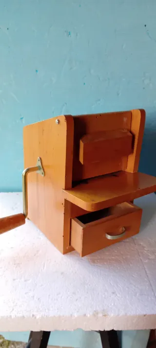 Antica grattugia in legno e metallo