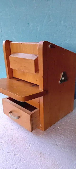 Antica grattugia in legno e metallo