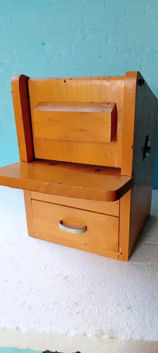 Antica grattugia in legno e metallo