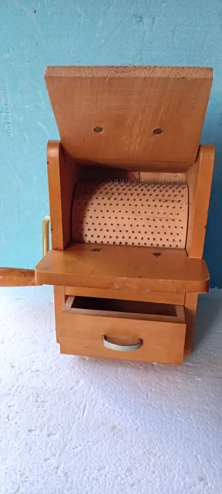 Antica grattugia in legno e metallo