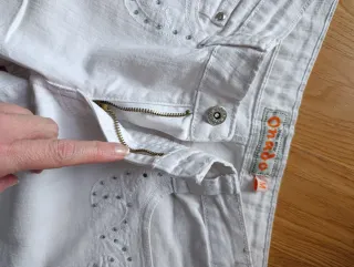 Pantalón blanco talla M con detalles