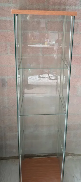 Estantería de cristal y madera