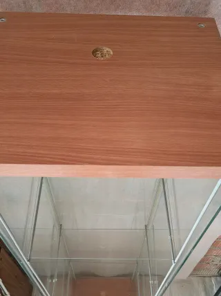 Estantería de cristal y madera