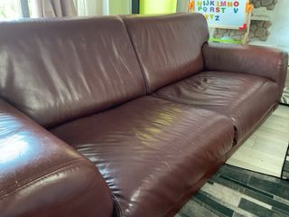 Sofá de piel burdeos