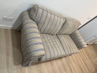 Sofá de tela a rayas beige y gris
