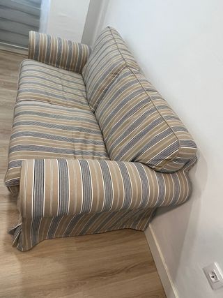 Sofá de tela a rayas beige y gris