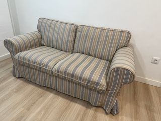 Sofá de tela a rayas beige y gris