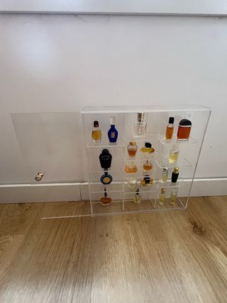 Espositore con 20 mini profumi originali