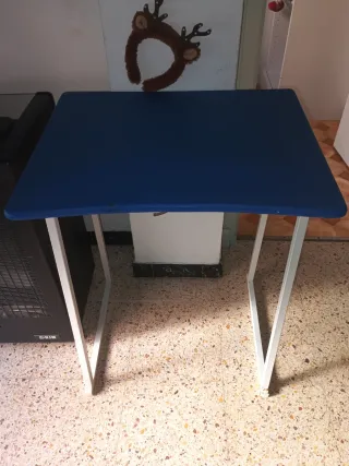 Escritorio azul y blanco