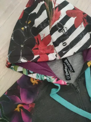 Chaqueta Desigual con capucha