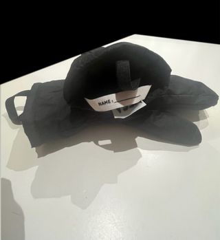 Guantes de esquí negros y rojo. ￼