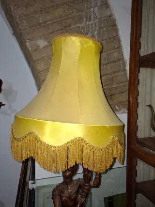 Lampada antica in legno e paralume giallo