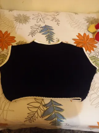 Chaleco corto negro con ribete blanco