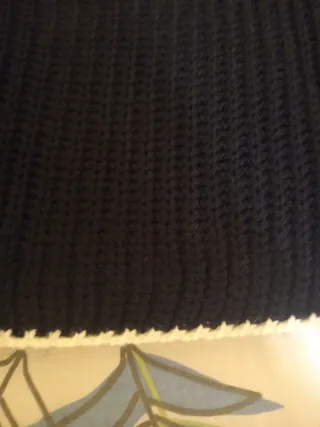 Chaleco corto negro con ribete blanco