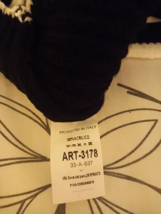 Chaleco corto negro con ribete blanco