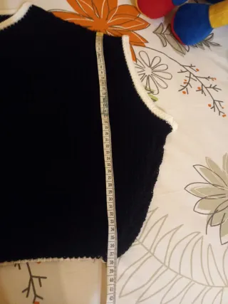 Chaleco corto negro con ribete blanco