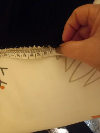 Chaleco corto negro con ribete blanco