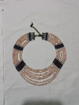 Gargantilla de perlas y detalles dorados