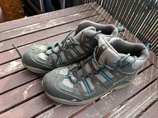 Botas de montaña Quechua grises y turquesa