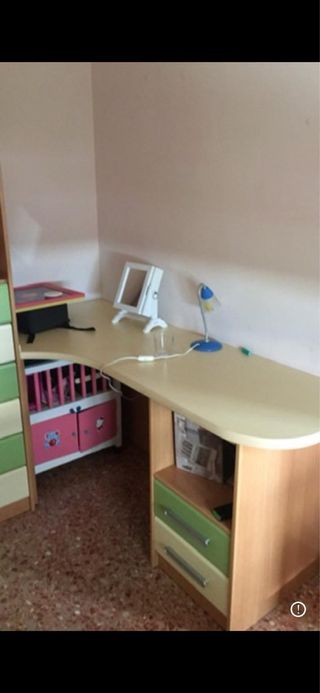Conjunto juvenil con armario, cómoda y escritorio