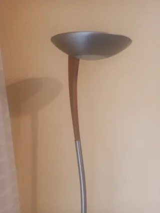 Lámpara de pie metal y madera
