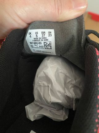 Botas de fútbol Puma negras y rosas